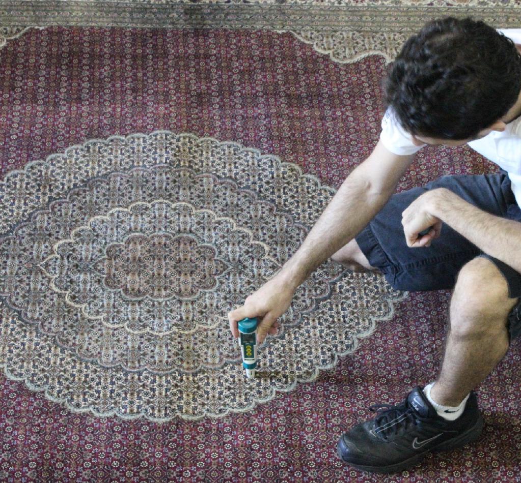 Prueba de firmeza de color en una esquina del tapete