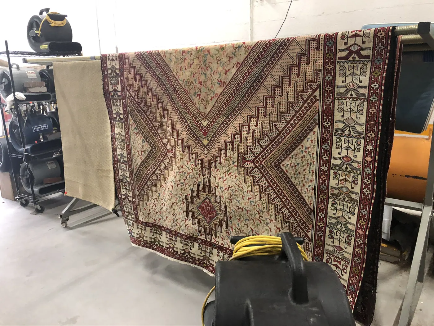 Tapete tribal rojo colgado en el rack de secado